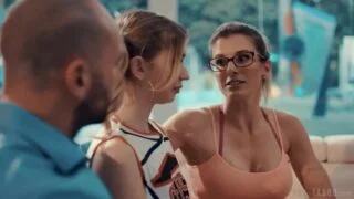 Karı koca, sarışın öğrenciyi araya alıyor