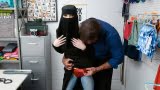 Kara peçeli hırsızlığın bedelini sikişerek ödüyor