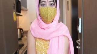 Geleneksel Hint orospusu elleri kelepçeli çaresizce yiyor