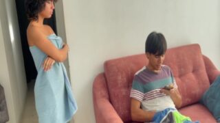 Uzakdoğulu kız zorla üvey abisine siktiriyor