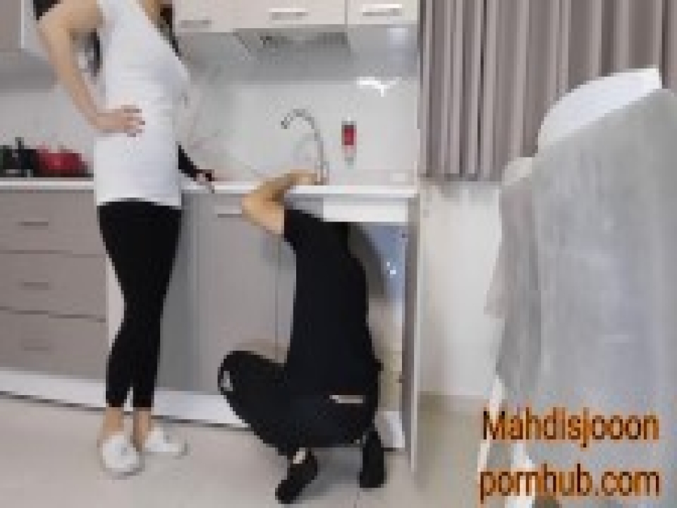 Ateşli orospu üvey kardeşini yoldan çıkarıyor