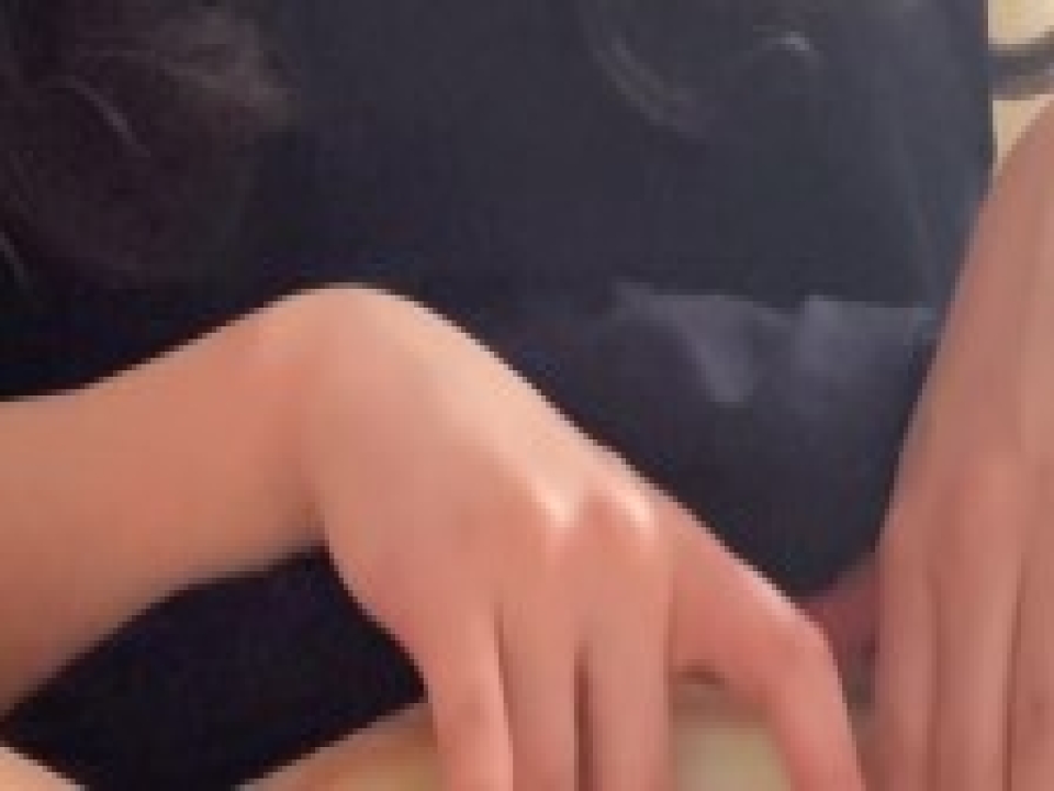 Çıtır sürtük sikişmek için koşa koşa gidiyor