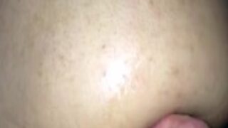 Hard sex yaparken yatakta ter atan gençler