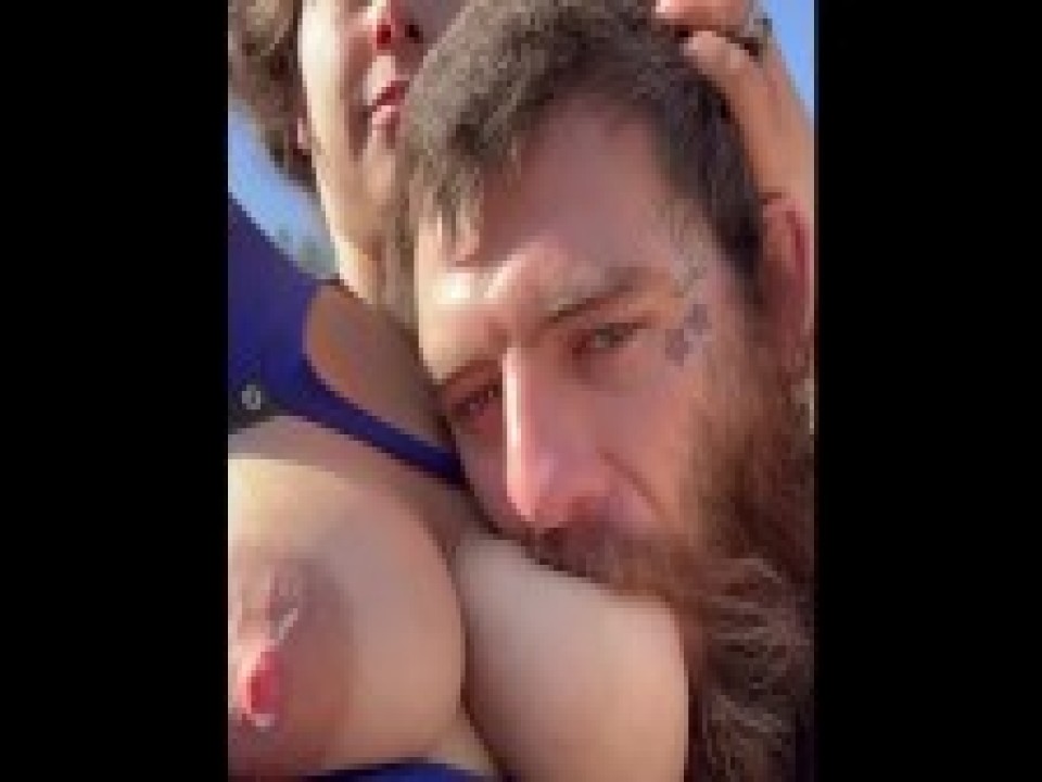 Olgun kadın her fırsatta üvey oğlunun sikine sarılıyor