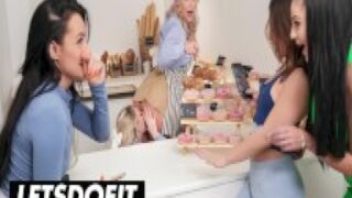 Yoldan çevirdikleri kıvırcık orospuyu hareket halindeki arabada sikiyorlar