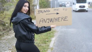 Çek Güzeli Lilly Otobanda Rastgele Şoföre Biniyor