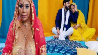 Hintli Göğüsleri Büyük Kadın, Genç Aşığıyla Gizli Sikişte Zevke Boğuluyor