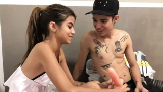 Hintli genç sikişkenlerin ensest fantezisi