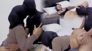 Türbanlı Güzellik Üvey Kardeşine Teslim Oluyor