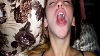 Sikişirken yüzünü de gizlemiyor