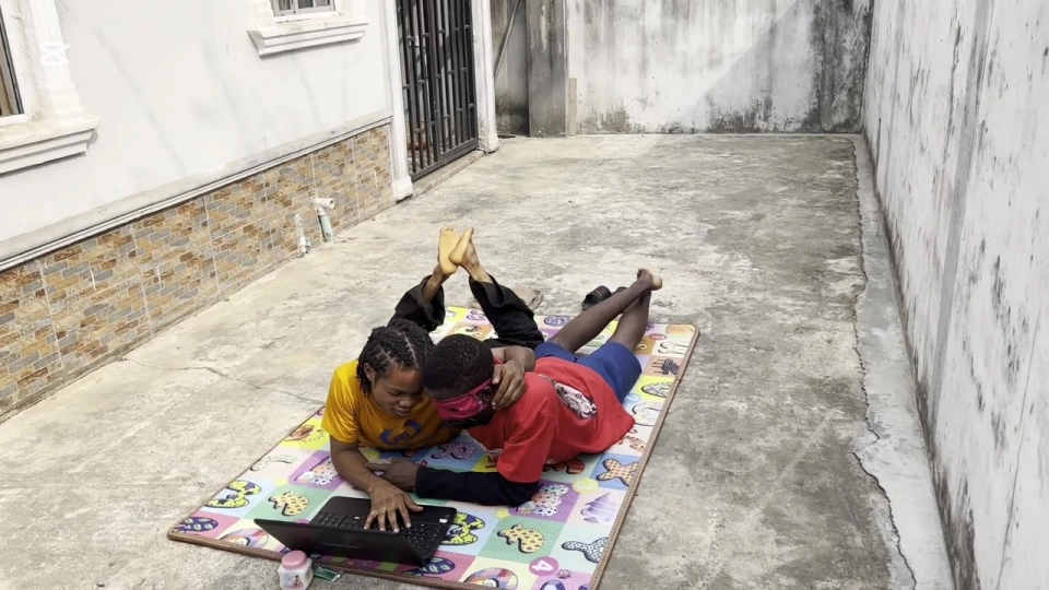 Dün Gece Gay Kankamın Evinde Yıllardır Aklımı Alan Eski Gözdemle Sert Sikiş