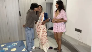 Hintli Üvey Kız Kardeş ve Arkadaşıyla Sıcak Oyun