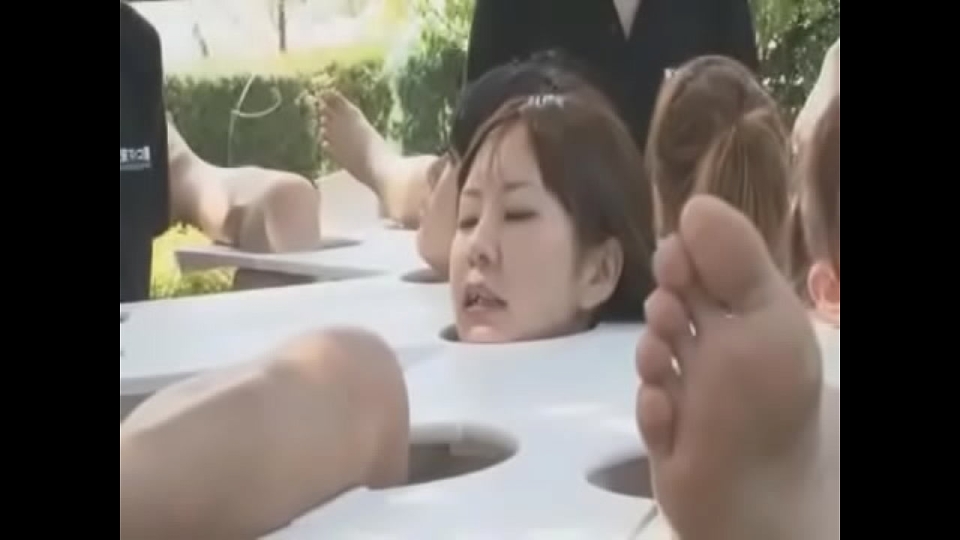 Japon bahçeleri zarif süslemeleriyle ve çıplak güzelliklerin şehvetli danslarıyla büyülüyor