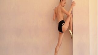 Ateşli Rus Jimnastikçi Anna Mostik Esnek Şovda