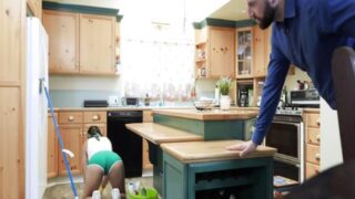 Gözlüklü Hizmetçi Süpürgeyi Bırakmadan Amını Siktiriyor – “Temizlik Bitmedi Efendim, Devam Edin!”