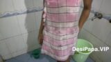 Güzel Hint Bhabhi Banyoda Çıplak Şov Yapıyor