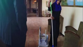 ARABSEXPOSED – Arap Kadın Yerleri Temizlerken Ekstra Para İçin Sakso Çekip Sikişti