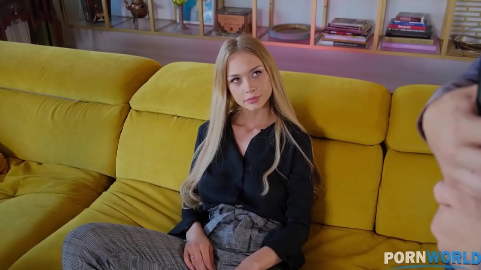 Doğal Rus Sarışın Loren Strawberry Amı ve Kıvrımlı Götüyle İki Yarrağı Aynı Anda Alıyor