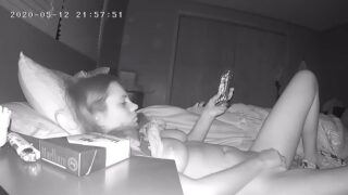 Minik Teen Amcık Gizli Kamerada Düşerken Boşalıyor