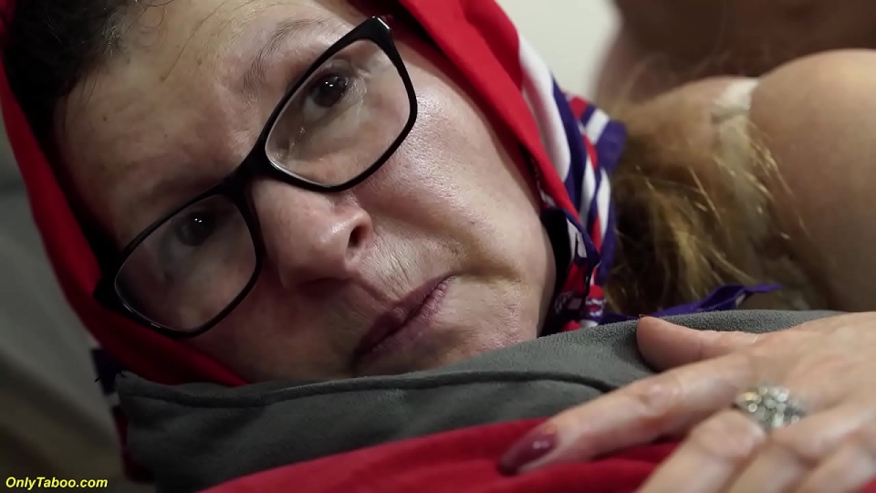 Nympho 67 Yaşında Başörtülü Olgun nine Gözlüklüyle Kapı Kapı Satan Dev Yarraklı Satıcıyı Deli Gibi Götünden Zıplatıyor