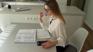 POV Porno: Genç Adam Öğrenci Kızı Seksiyle Mutlu Etti