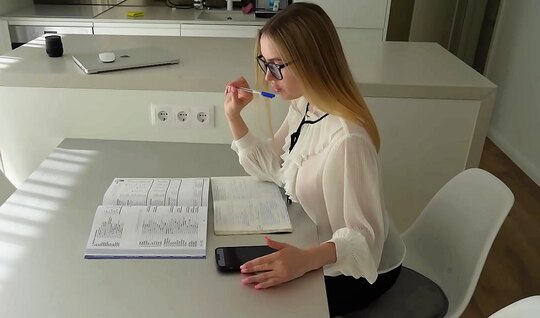 POV Porno: Genç Adam Öğrenci Kızı Seksiyle Mutlu Etti