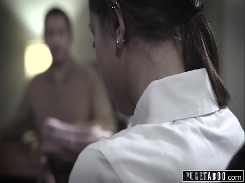 Rehber Öğretmen 18’lik Öğrencisini Sınıfta Dağıtıyor