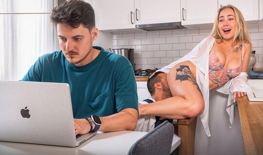 Rus Orospu Erkeğinin Arkasından Tesisatçıya Verdi