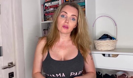 Rus Zengin Kadın Tuğ Analını Sundu ve Tamamen Aldı