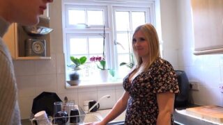 Üvey Anne Muhteşem Memeleriyle Üvey Oğluna Evde Teslim Oldu