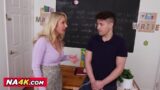 Seksi Öğretmen Sadie Summers Öğrencisini Bedenine Tapmaya Zorladı