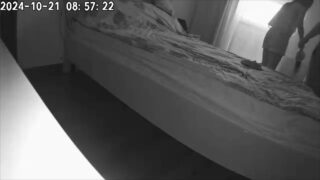 Karısı Gizli Kamerayla Kocası ve Hizmetçinin Aldatmasını Çekti!