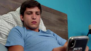 Scott Finn Üvey Kardeşini Gay Porno İzlerken Yakaladı!