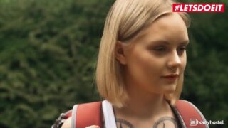 Sexy Turist Kız Emily Cutie Hostel’de Amı Sikilip Memeleri Döllendi