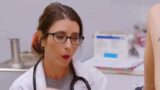 Üvey Anne ve Üvey Kızı Aynı Doktoru Lezbiyence Sikiyor