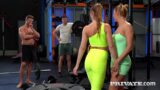 Gymde Üç Azgın Sürtük İki Yarağı Süt Gibi Sağıyor
