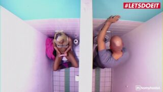 Lovita Fate Tuvalette Oyuncakla Oynarken Yakalanıp Sikildi!