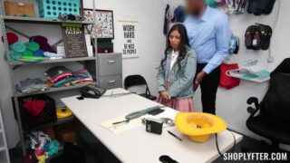 Minik Asyalı Hırsız Güvenlikçiye Diz Çöküp Dev Siyah Yarrak Emdi