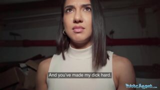 Para Verince Sokaktaki Öğrenci Kız Yabancının Yarağını Emdi