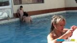 Swinger Havuz Partisinde Kızlar Durmadan Sikişti