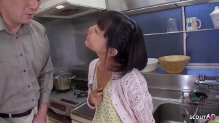 Ufak Japon Üvey Kız İlk Sefer Yaşlı Yarrak Emip Döl Tattı