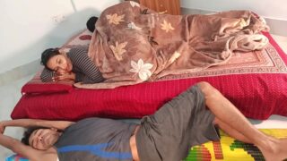 Desi Threesome Sürpriz Misafir ve Arkadaşıyla Grup Sikiş