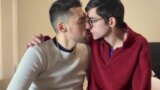 Büyük yaraklı twink ateşli üvey babasını sikiyor