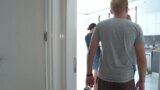 Cuckold Koca Karısının Arkadan Sikilişini İzliyor