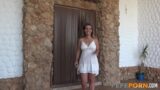 Kocası karısının genç yarakla sikişmesini izliyor