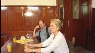 Olgun kadını masanın üzerinde sikiyor