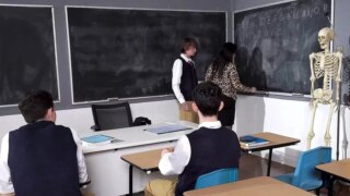 Valentina Nappi Sınıfta Üç Öğrenciye Siktiriyor